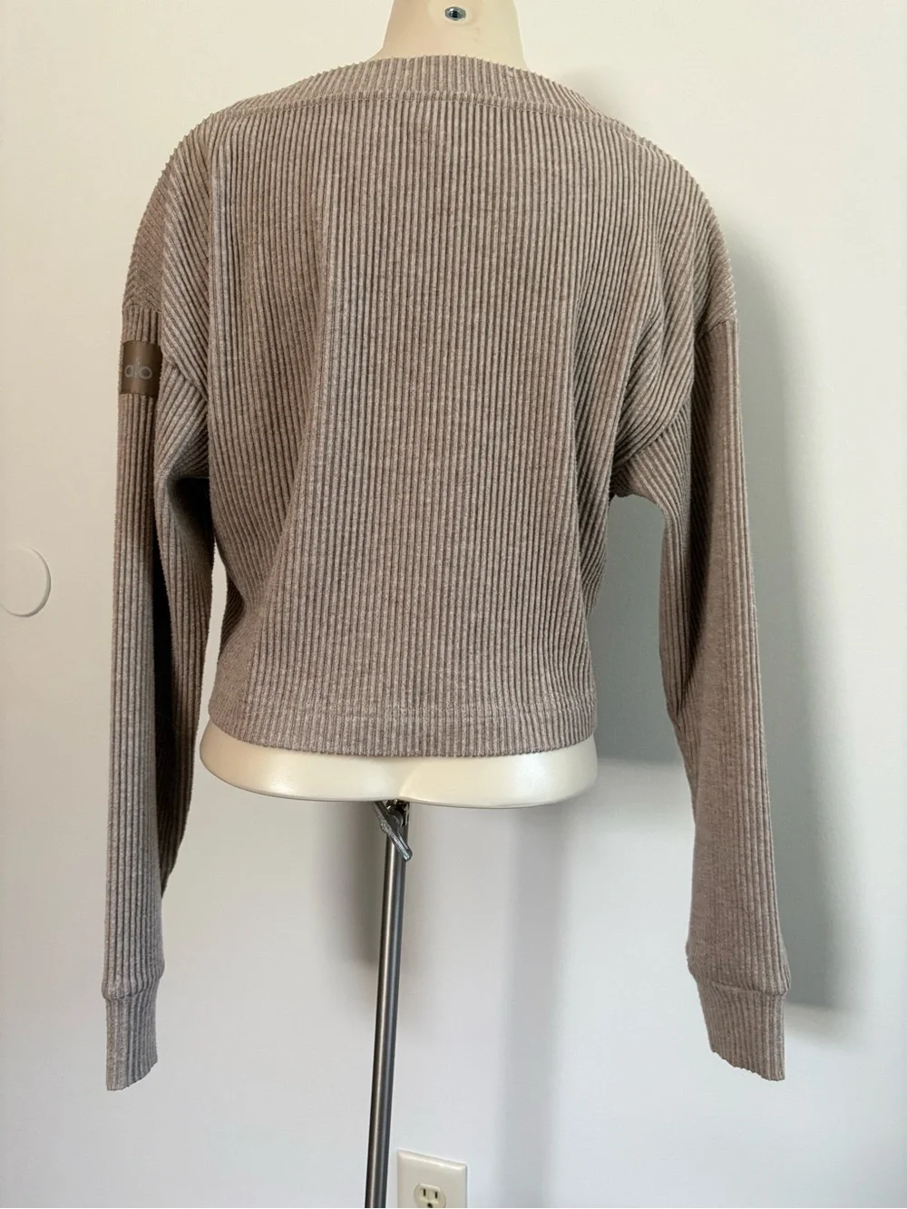 ALO Yoga Muse Ribbed V-Neck Cropped Pullover Sweater Beige Size Small